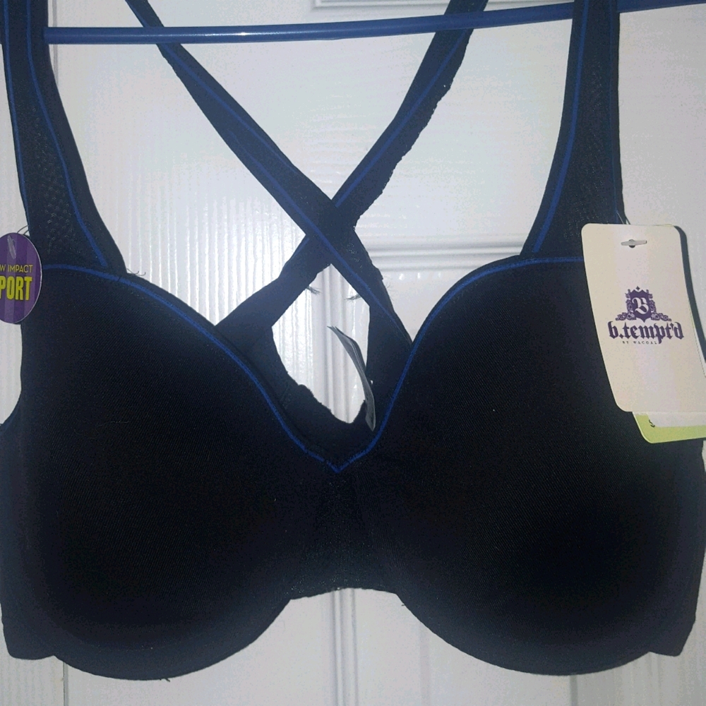 NWT Sporty yet elegant bra! 🖤💙